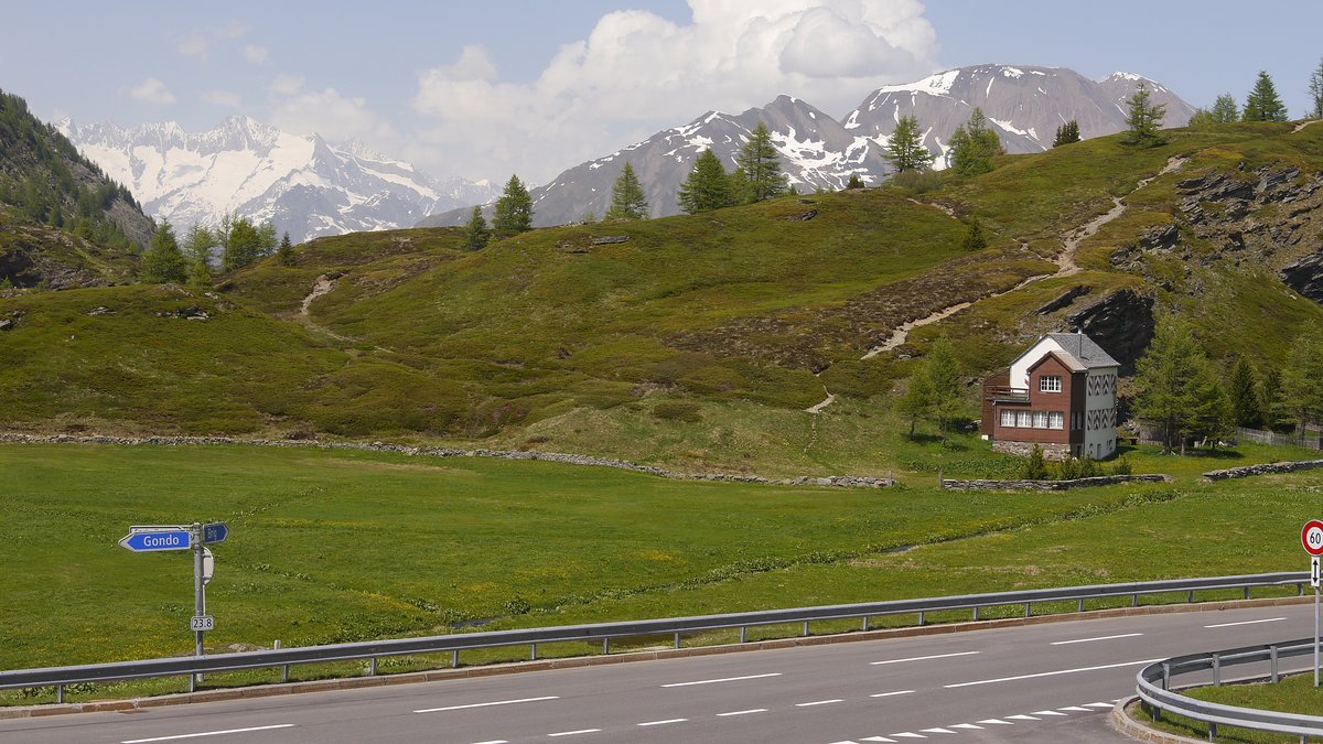 Simplonpass mit Straßenwegweiser links nach Gondo und weiter nach Domodossola (Italien), rechts nach Brig (Schweiz); 10.06.2014
