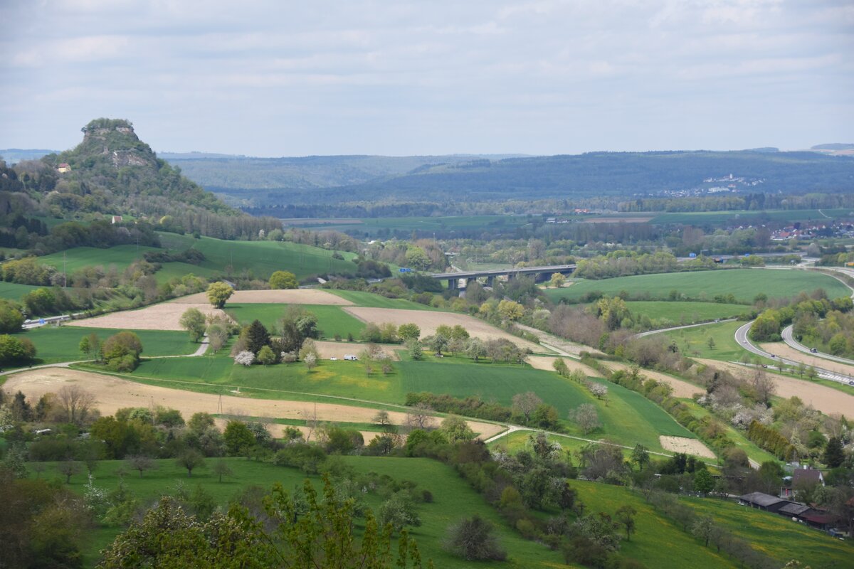 SINGEN (Hohentwiel), 30.04.2023, Blick vom Hohentwiel auf die umliegende Landschaft, links im Bild der Hohenkrähen