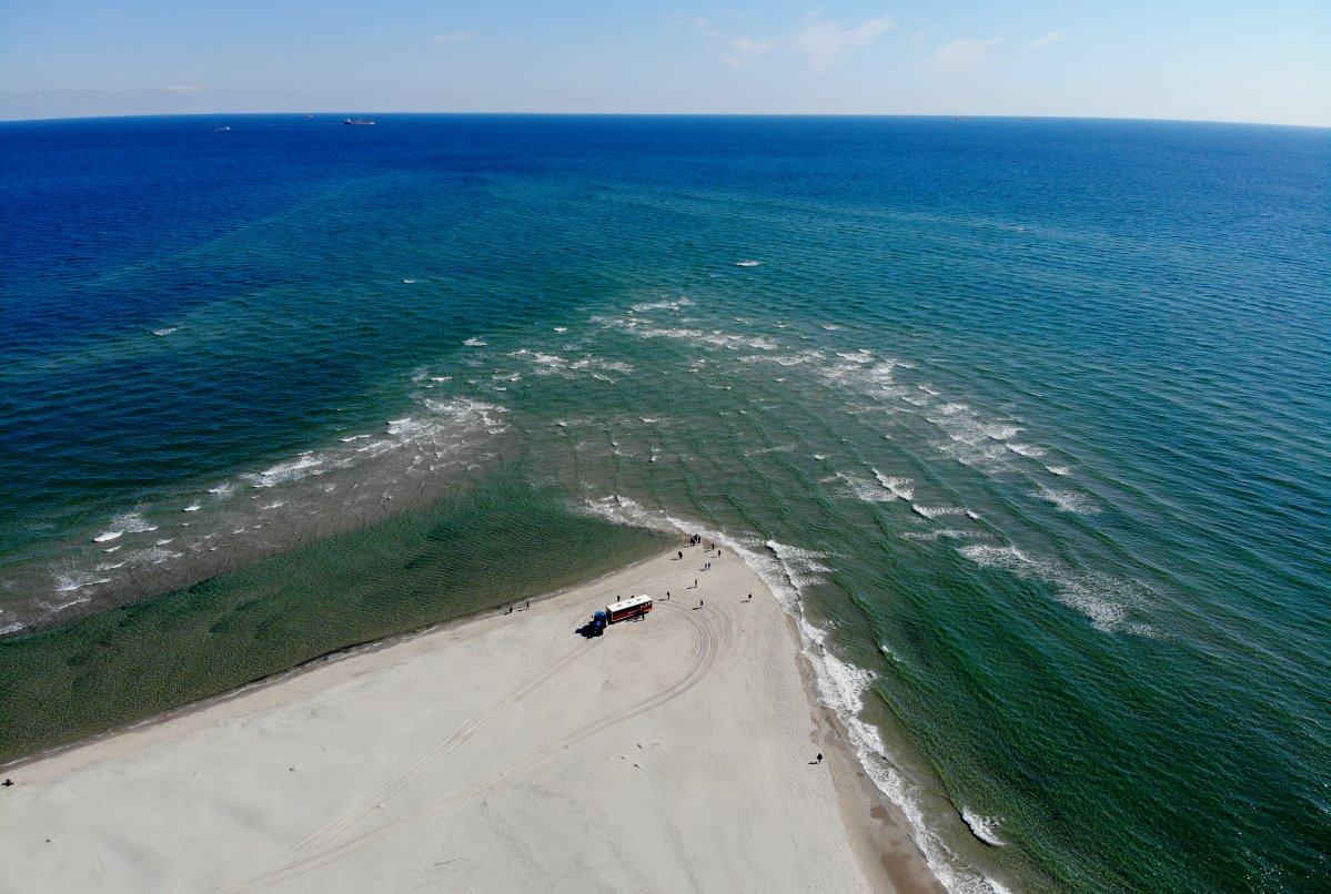 Skagen. Hier treffen die Nordsee (links) und die Ostsee zusammen. Die Wellen treffen keilförmig an die Küste und bringen viel Sand mit. Aus der Drohnenperspektive kann man sehen, wie die Halbinsel langsam ins Meer wächst; 13.04.2019