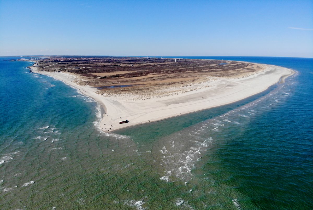 Skagen. Hier treffen die Nordsee (rechts) und die Ostsee zusammen. Die Wellen treffen keilförmig an die Küste und bringen viel Sand mit. Aus der Drohnenperspektive kann man sehen, wie die Halbinsel langsam ins Meer wächst; 13.04.2019