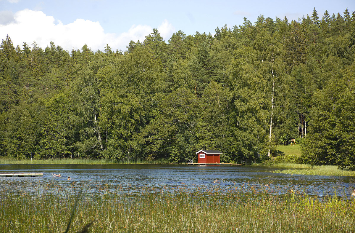 Sörsjön nördlich von Norrköping. Im Wald am See kann man den Kletterpark Sörsjöns Äventyrpark besuchen. Aufnahme: 23. Juli 2017.