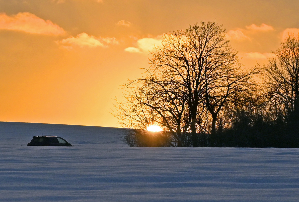 Sonne kurz vor`m verschwinden am Horizont in der Eifel - 20.01.2024