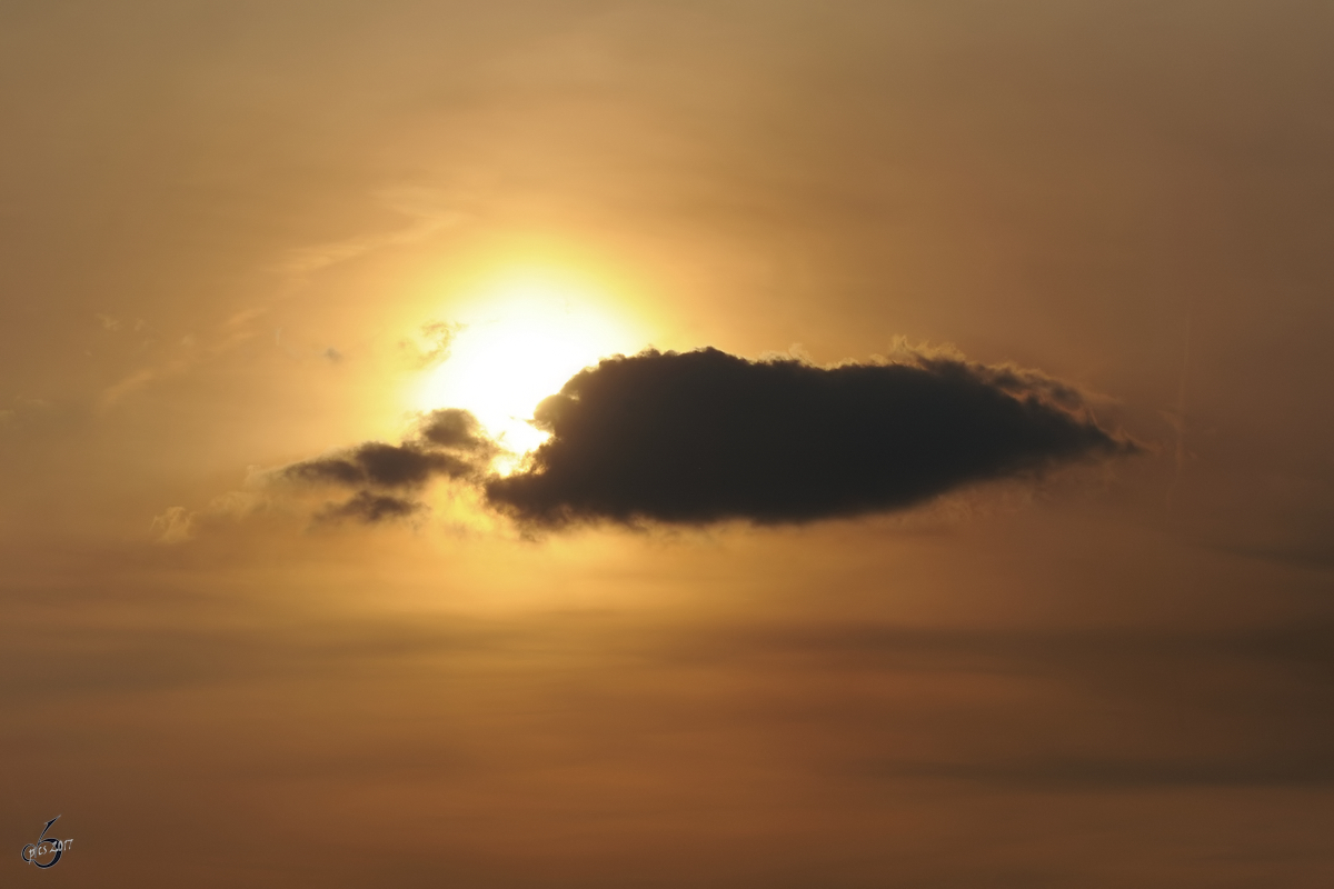 Sonne mit Wolke. (Bochum, Juni 2010)