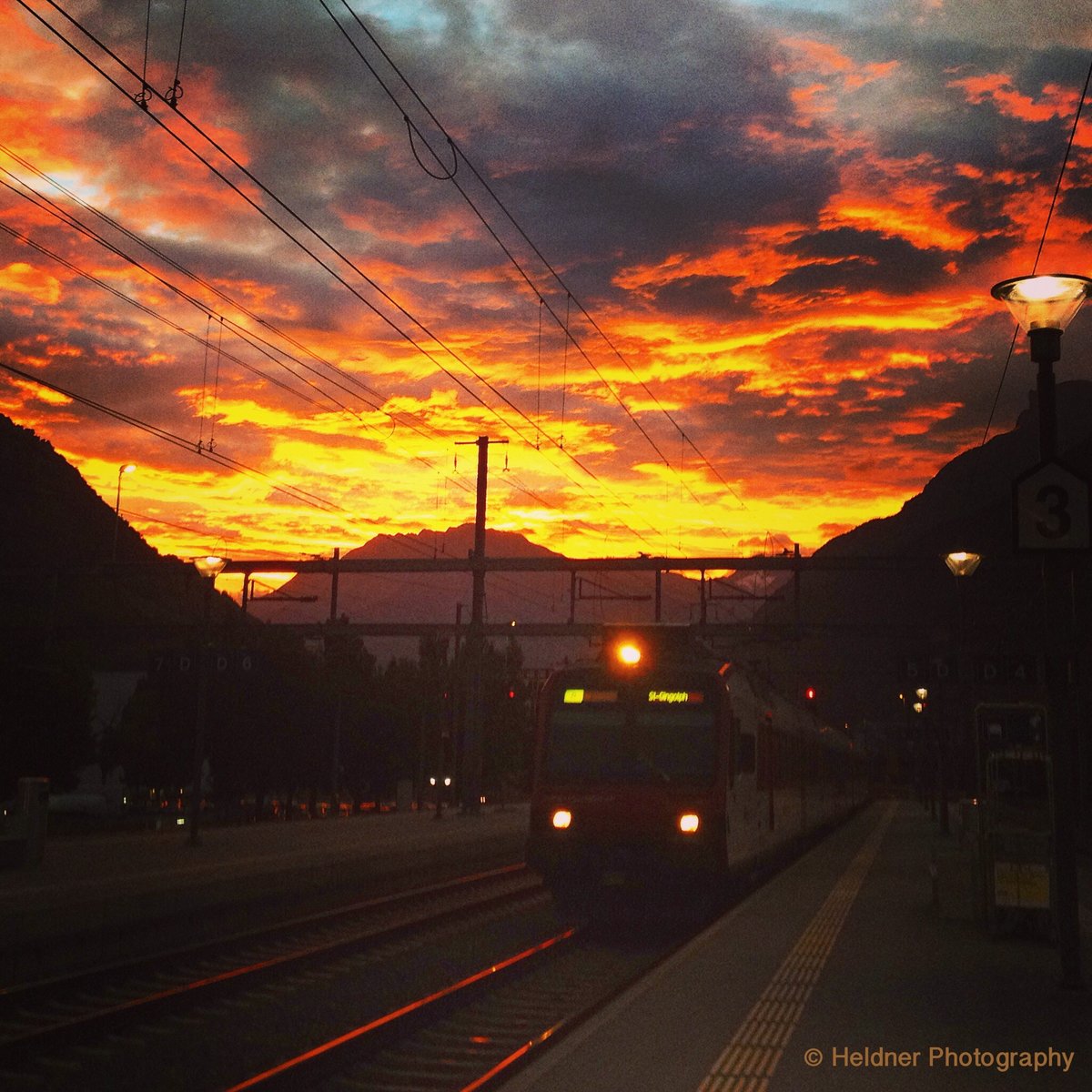 Sonnenaufgang am 29.8.2014 über Visp, mit Einfahrendem Regio nach St-Gingolph.