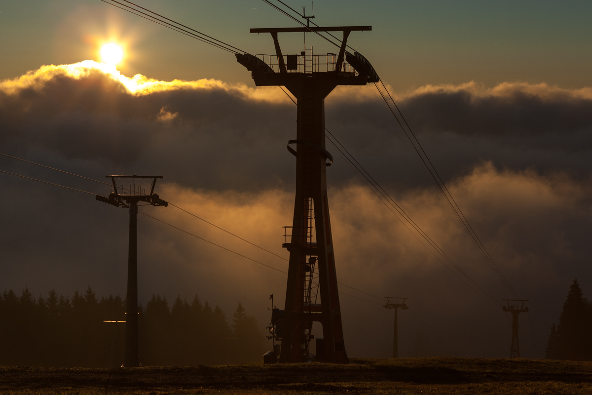 Sonnenaufgang am Fichtelberg in Oberwiesenthal. Während im Tal die Nebelschwaden gen Norden ziehen, kommen auf dem Gipfel die ersten Sonnenstrahlen an, 04.10.2014