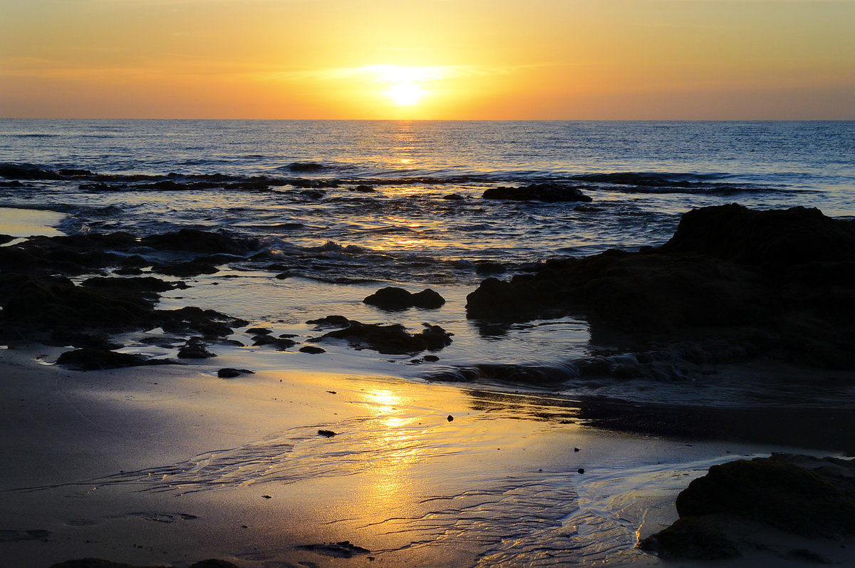 Sonnenaufgang am Strand von Costa Palma auf der Insel Fuerteventura in Spanien. Aufnahme: 21. Oktober 2017.