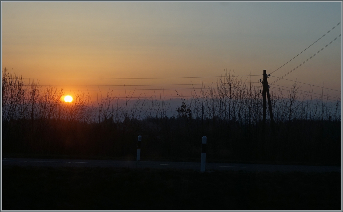 Sonnenaufgang auf dem Weg in Vallée de Joux in der Nähe von Croy. 

24. März 2022