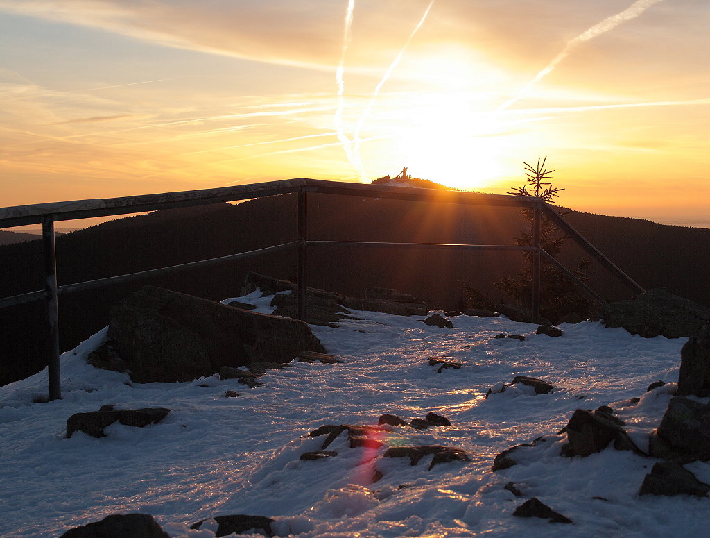 Sonnenaufgang auf der Felskanzel der Achtermannshöhe am 06.03.02013; Blick hinüber zum Wurmberg, über dessen Gipfel wie üblich zur Zeit der Tag-und-Nacht-Gleichen die Sonne aufgeht...