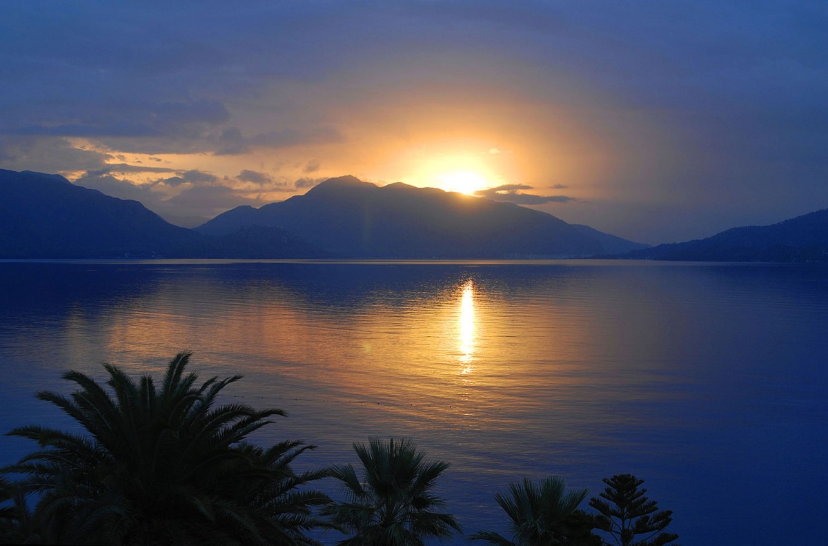 Sonnenaufgang in der Bucht von Marmaris. Aufnahme: Oktober 2010.