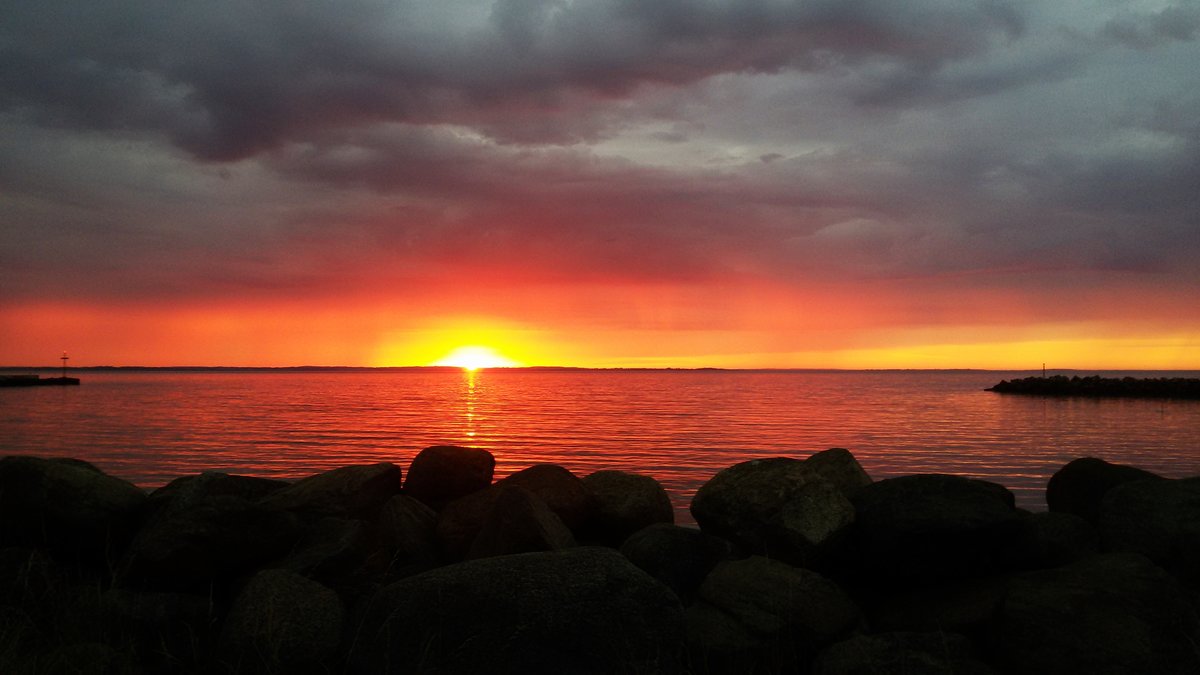 Sonnenaufgang im dänischen Hafen Fynshavn am Fähranleger zur Insel Ærø am 23. Juli 2016