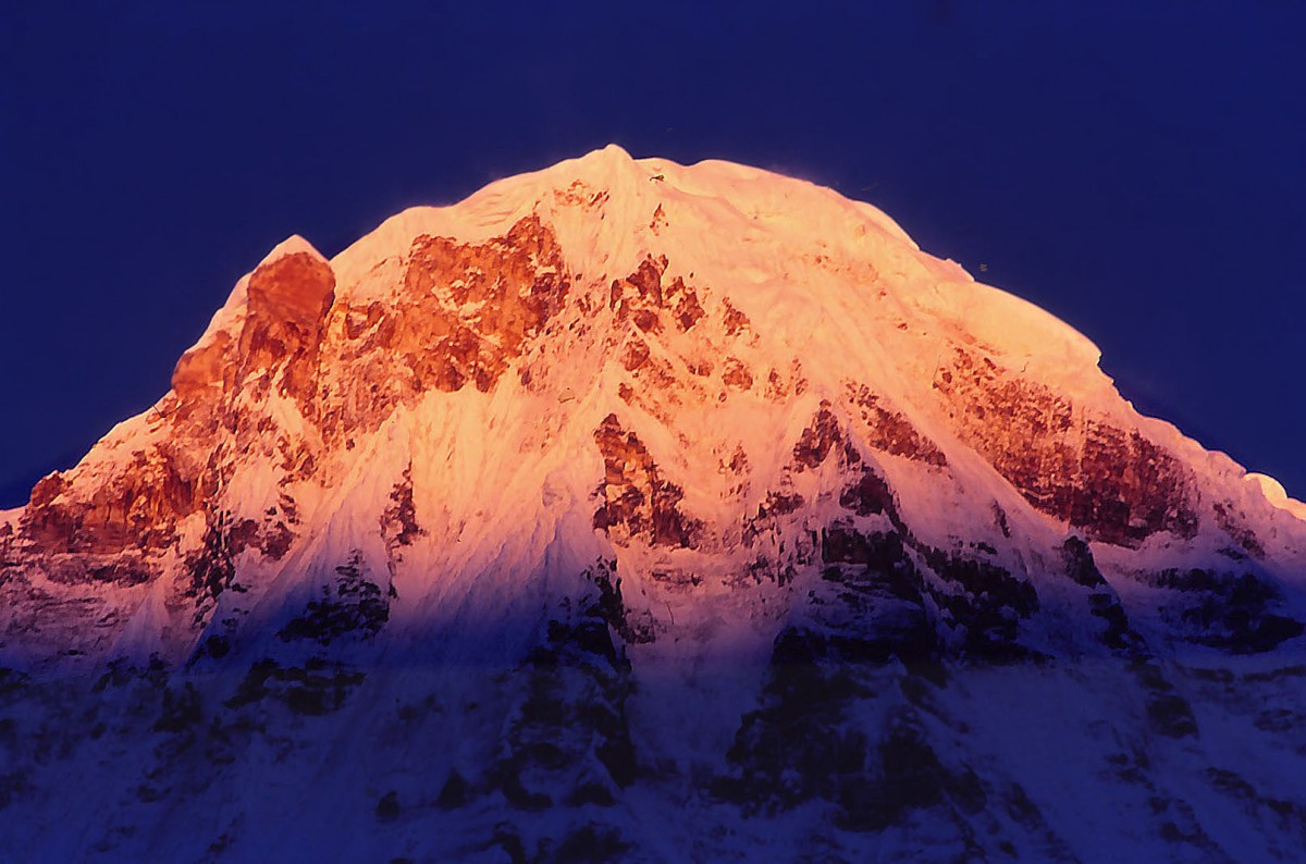 Sonnenaufgang über dem Tilicho (7134 Meter) in Nepal. Aufnahme: September 1988 (Bild vom Dia).