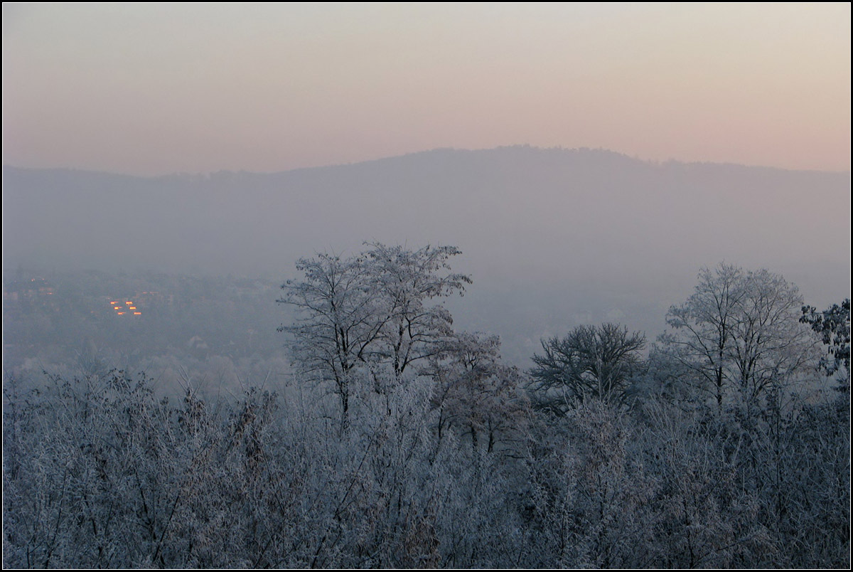 Sonnenaufgangs-Spiegelung bei Kälte - 

Blick von Kernen-Rommelshausen nach Waiblingen-Beinstein, wo sich die Sonne in einer Terassenbau spiegelt.

25.12.2016 (M)