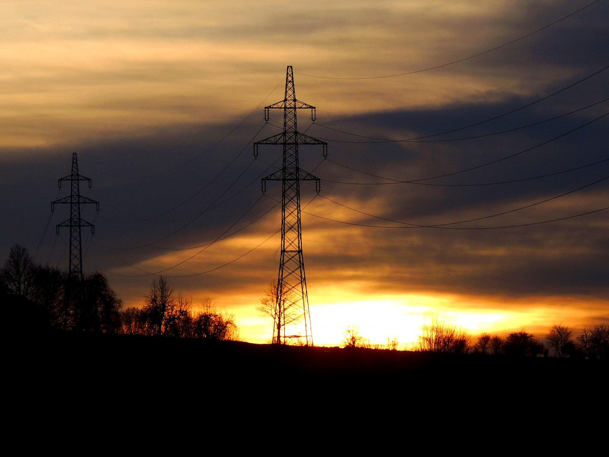  Sonnenenergie  hinter der Hochspannungsleitung bei Neuhofen; 140215