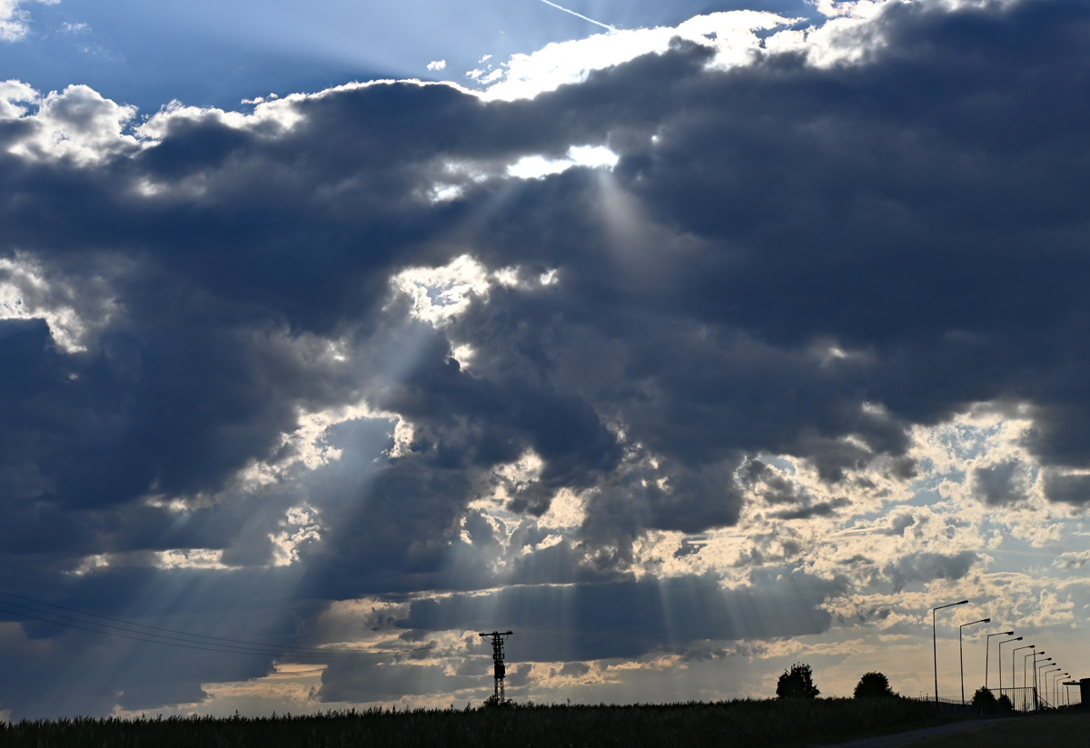 Sonnenstrahlen und dunkle Wolken bei Rheinbach - 06.09.2022