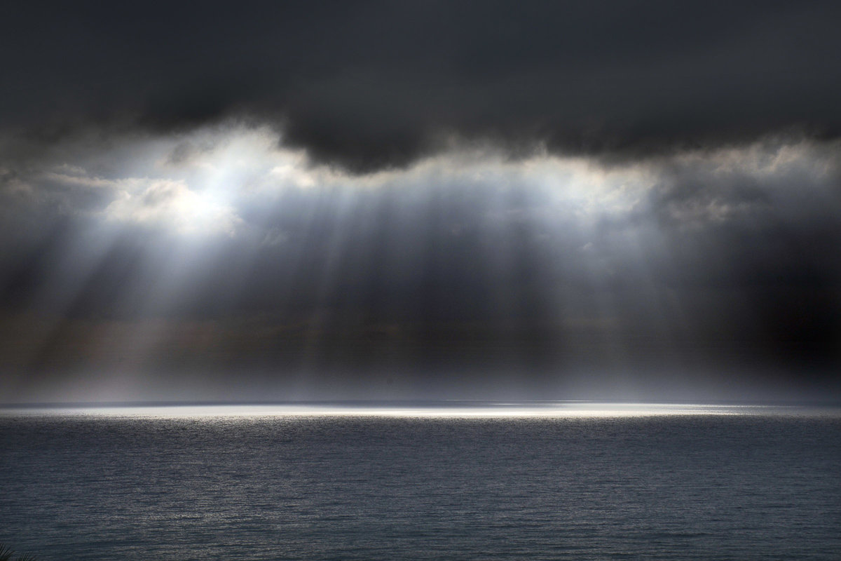 Sonnenstrahlen durch die Wolken vor Costa Palma auf der Insel Fuerteventura. Aufnahme: 21. Oktober 2017.