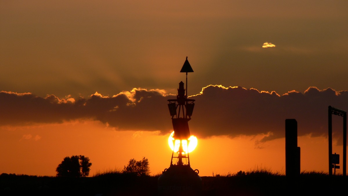 Sonnenuntergang am 01.07.2012 über dem Langwardergroden duch die Tonne Fedderwardersiel.