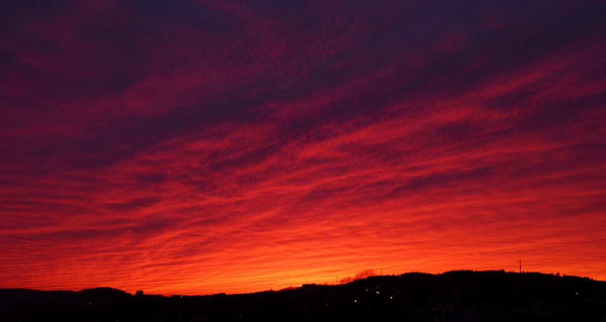 Sonnenuntergang am 17.03.2022 über Wiltz.