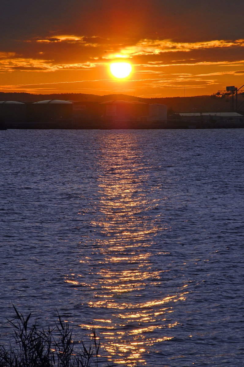 Sonnenuntergang am Bråviken vor Norrköping in Schweden. Aufnahme: 23. Juli 2017.