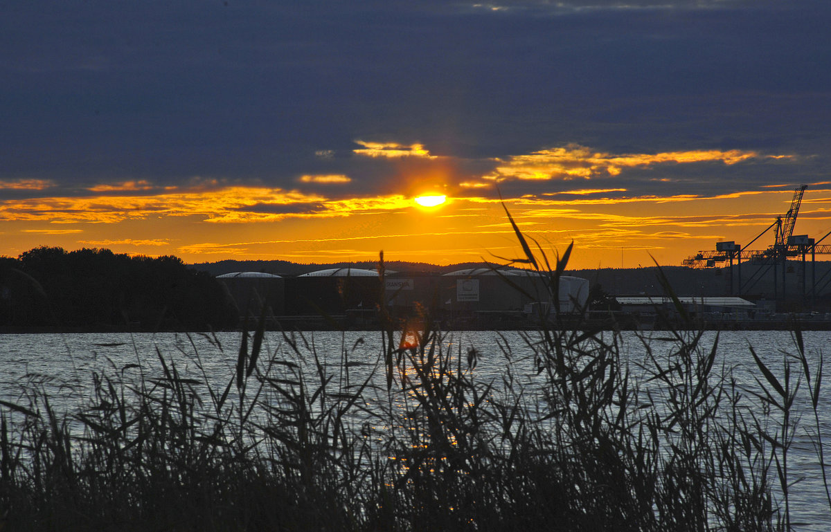 Sonnenuntergang am Bråviken vor Norrköping in Schweden. Aufnahme: 23. Juli 2017.