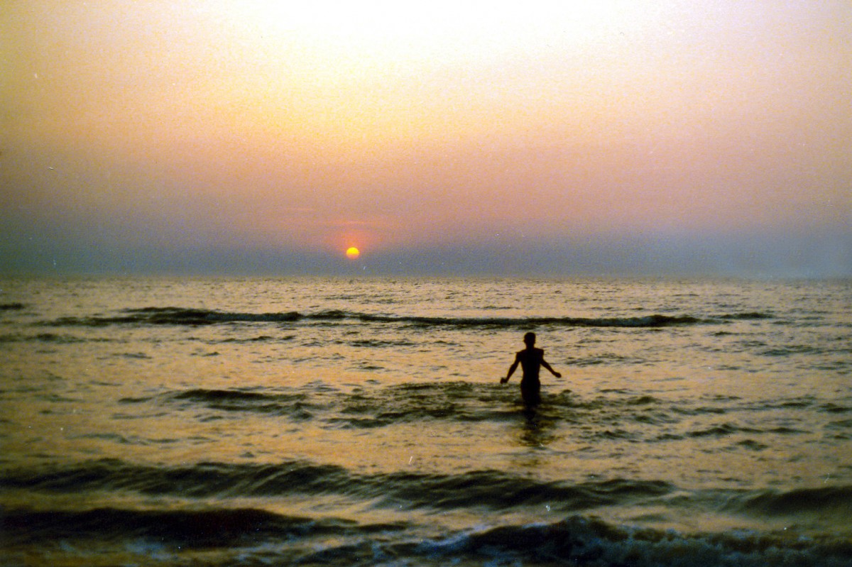 Sonnenuntergang am Seebad Étretat im Département Seine-Maritime. Aufnahme: Juli 1985 (Bild vom Dia).