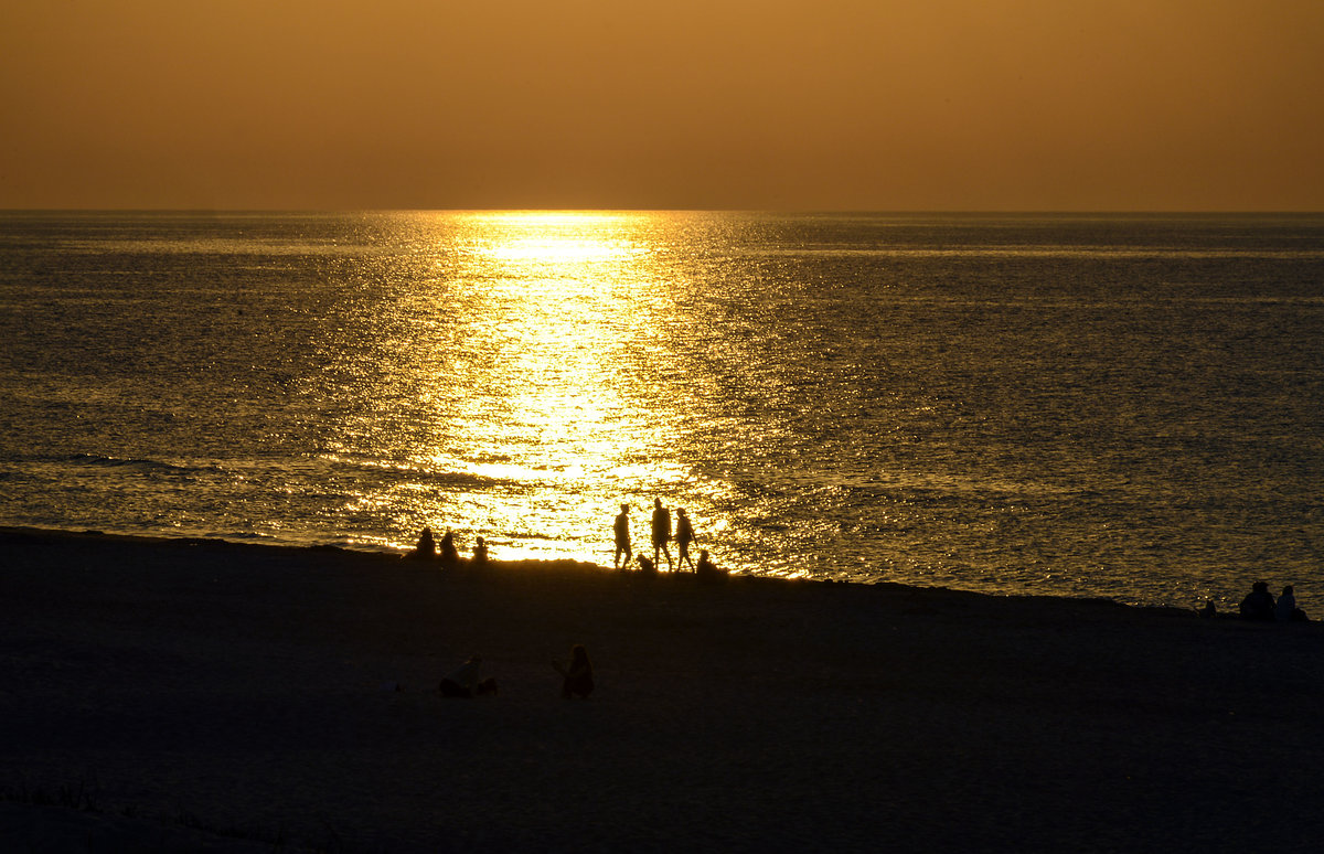 Sonnenuntergang am Strand vor Czołpino om Slowinzischen Nationalpark in Hinterpommern. Aufnahme: 16. August 2020.