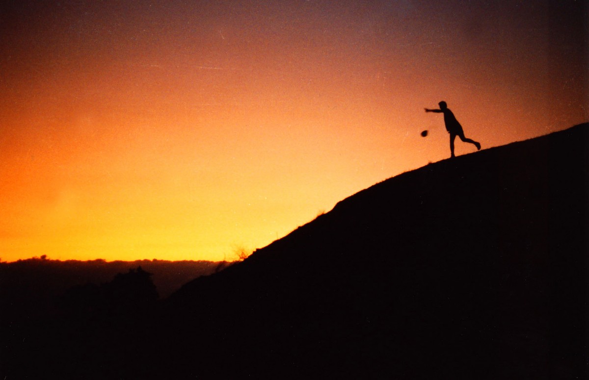 Sonnenuntergang am Tel Gezer in Israel. Aufnahme: September 1987 (eingescanntes Negativfoto).