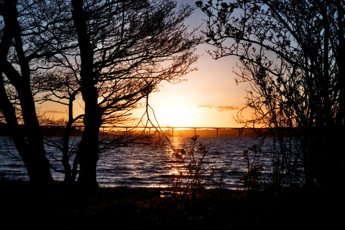 Sonnenuntergang am Vejlefjorden. Das Bild wurde aufgenommen mit einer Ihagee EXA IIb und einem Fujicolor Superia 200/36, 1/60 sek, f:16 ; 27.04.2015