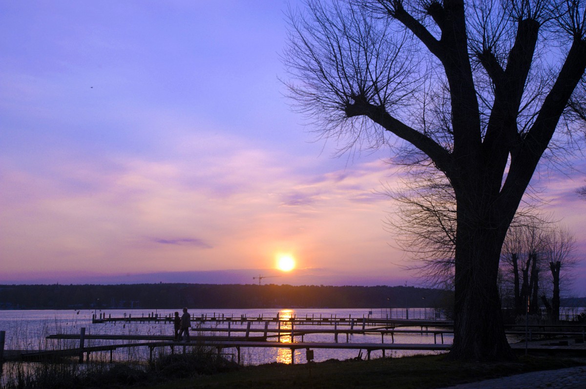 Sonnenuntergang am Wannsee in Berlin. Aufnahme: April 2007.