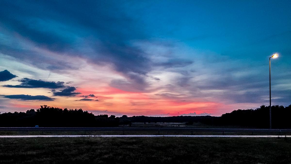 Sonnenuntergang bei einer Autobahnraststatt in der Nähe von Paks am 02.06.2018.