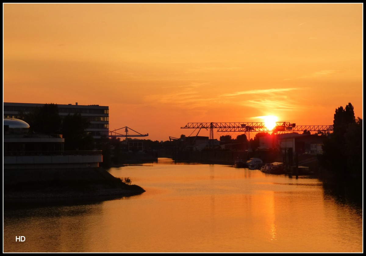 Sonnenuntergang im Düsseldorfer Hafen.
Aufgenommen im Juli 2013.