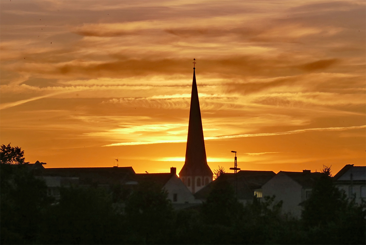 Sonnenuntergang in der Eifel mit dem Turm der St. Martin-Kirche in Euskirchen - 22.07.2019