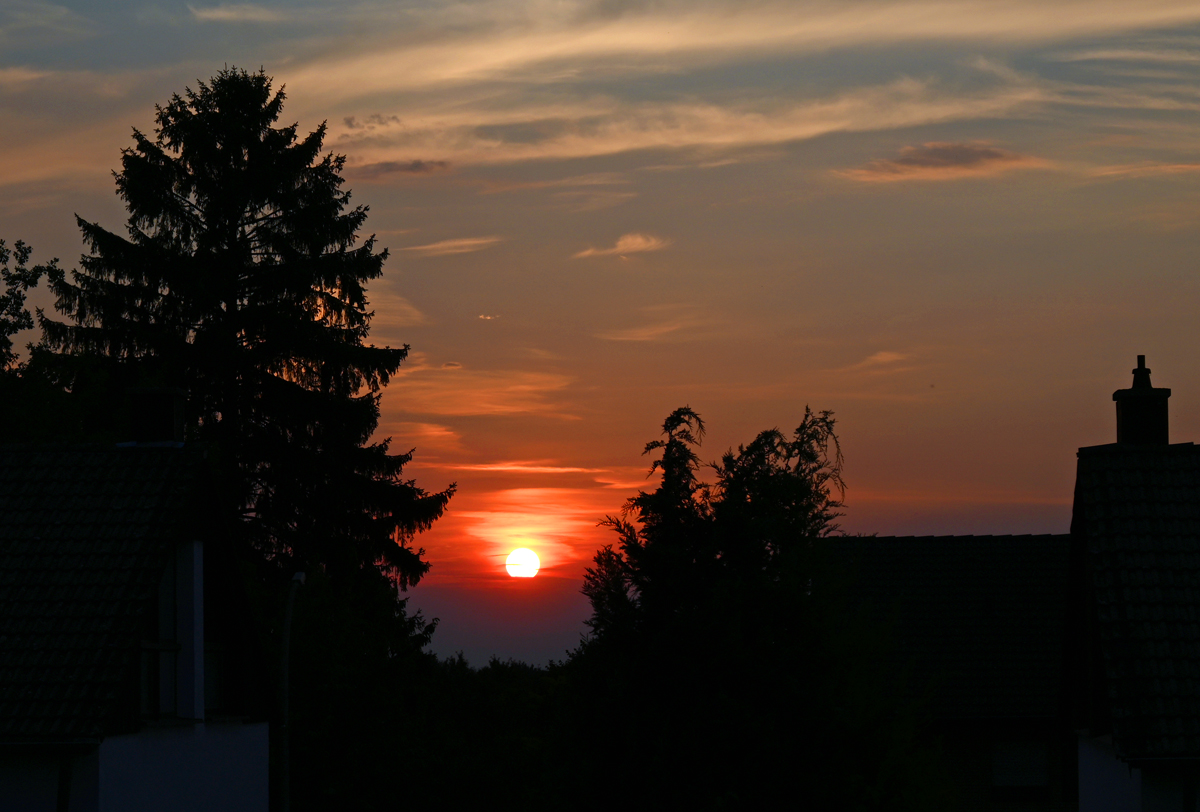 Sonnenuntergang in der Eifel zwischen Häusern bei Euskirchen - 10.08.2020