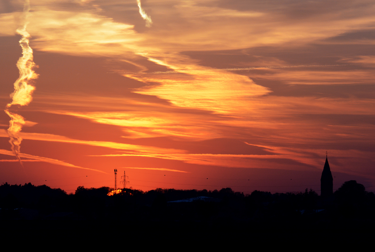 Sonnenuntergang (fast ist die  Scheibe  weg) in der Eifel bei Eu-Wißkirchen - 20.04.2015