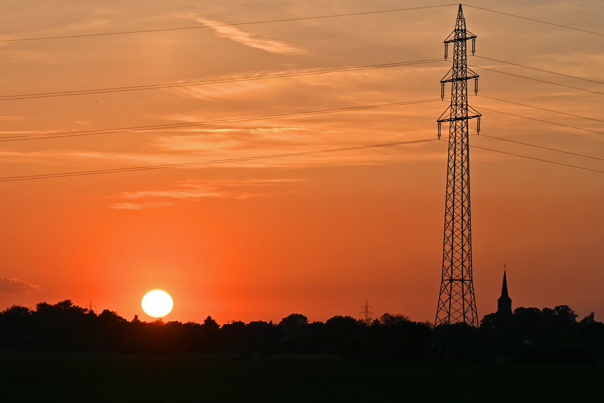 Sonnenuntergang mit Hochspannungsleitung bei Euskirchen - 14.05.2022
