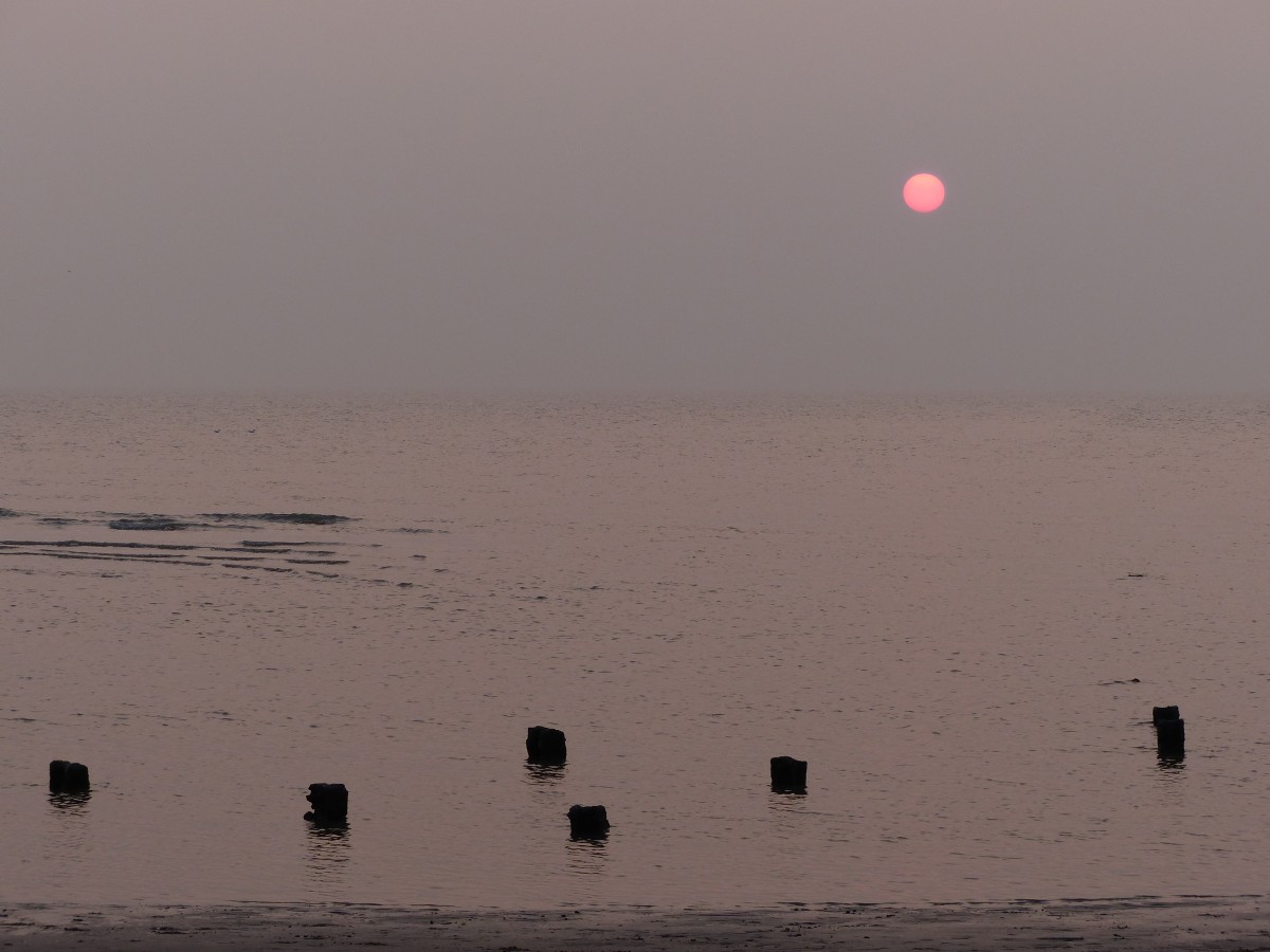 Sonnenuntergang und Stelen - nahe dem Central Pier in Blackpool. 17.3.2015