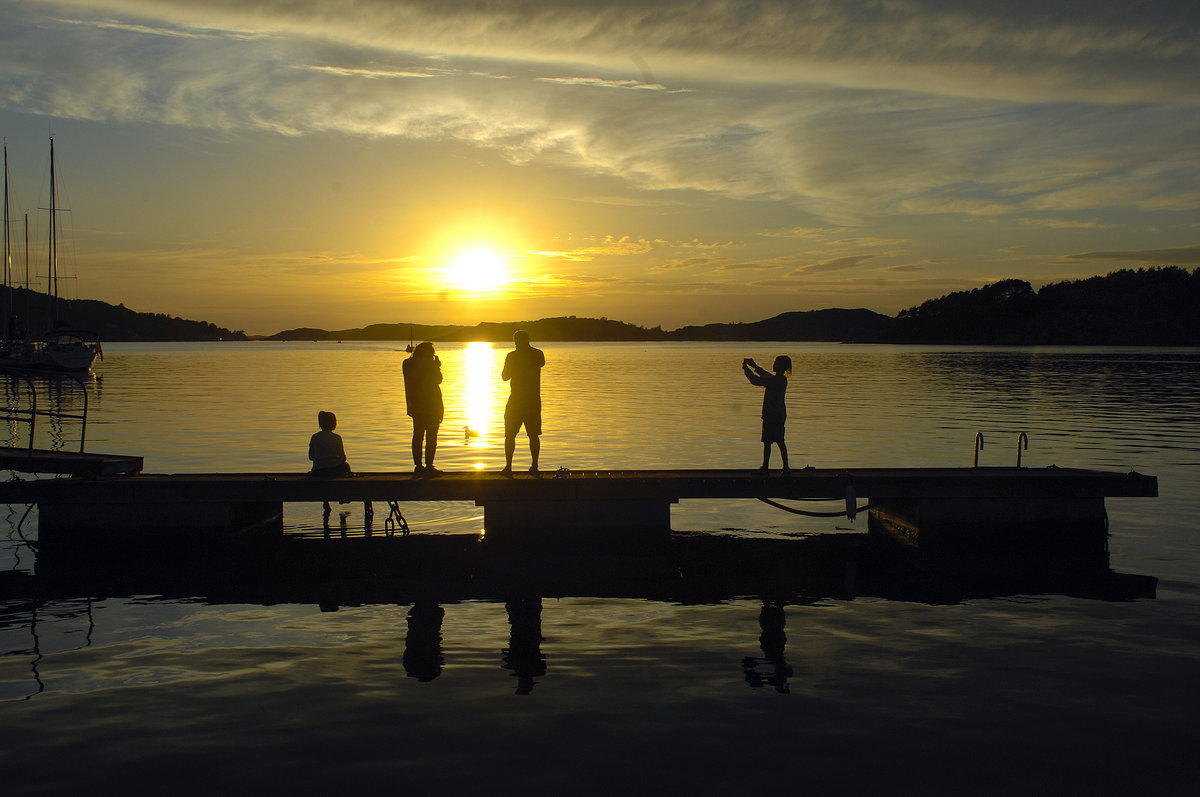 Sonnenuntergang über dem Bohusläner Schärtengarten vor Fjällbacka. Die Küste von Bohuslän ist übersät mit lebendigen Fischerdörfern. Die zauberhaften Inseln nicht zu vergessen
Aufnahme: 1. August 2017.