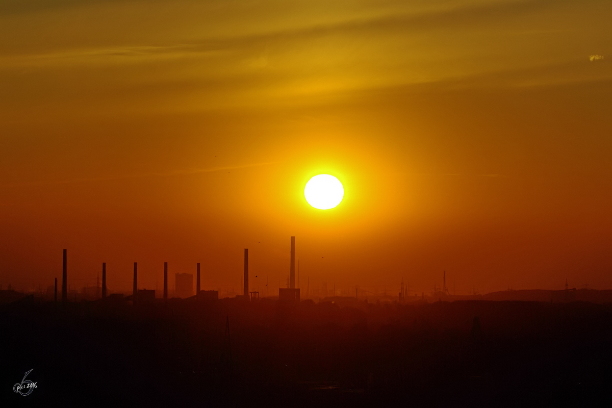 Sonnenuntergang über dem Ruhrgebiet. (Bochum, September 2008)