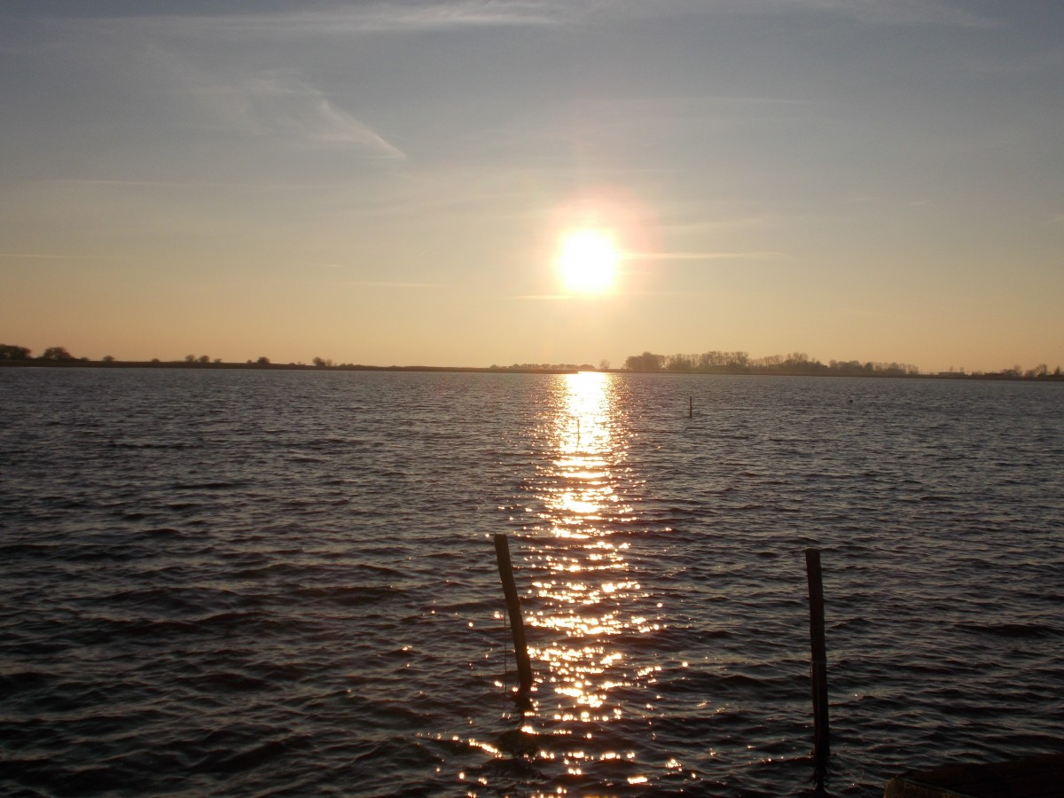 Sonnenuntergang über der Insel Ummanz am 19.Februar 2015. 