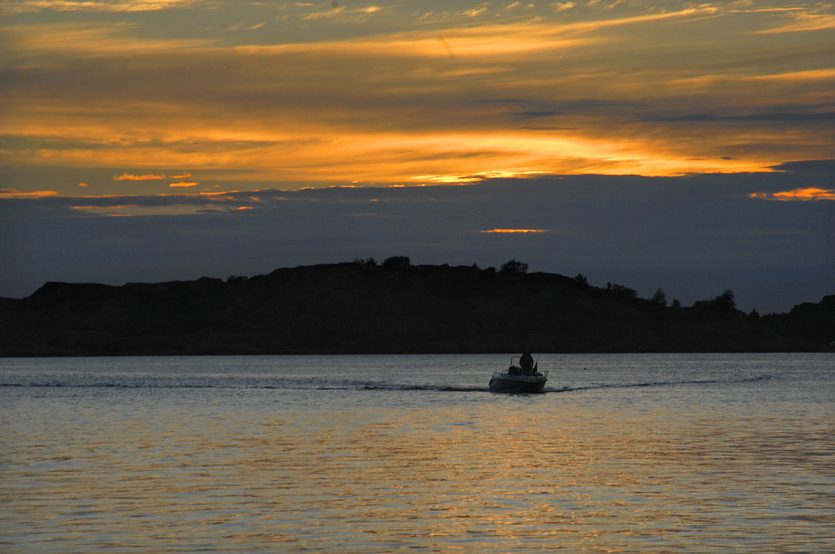 Sonnenuntergang über Kattegat vom Valö aus gesehen. Val ist ein Teil der Schärenküstliche im westlichen Schweden. Aufnahme: 1. August 2017.