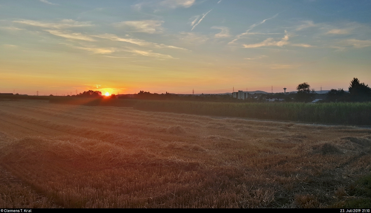 Sonnenuntergang über Markgröningen (Kreis Ludwigsburg).
(Smartphone-Aufnahme)
[23.7.2019 | 21:10 Uhr]