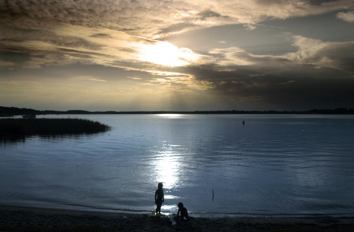 Sonnenuntergang über Müritz bei Waren. Aufnahme: Juli 2006.