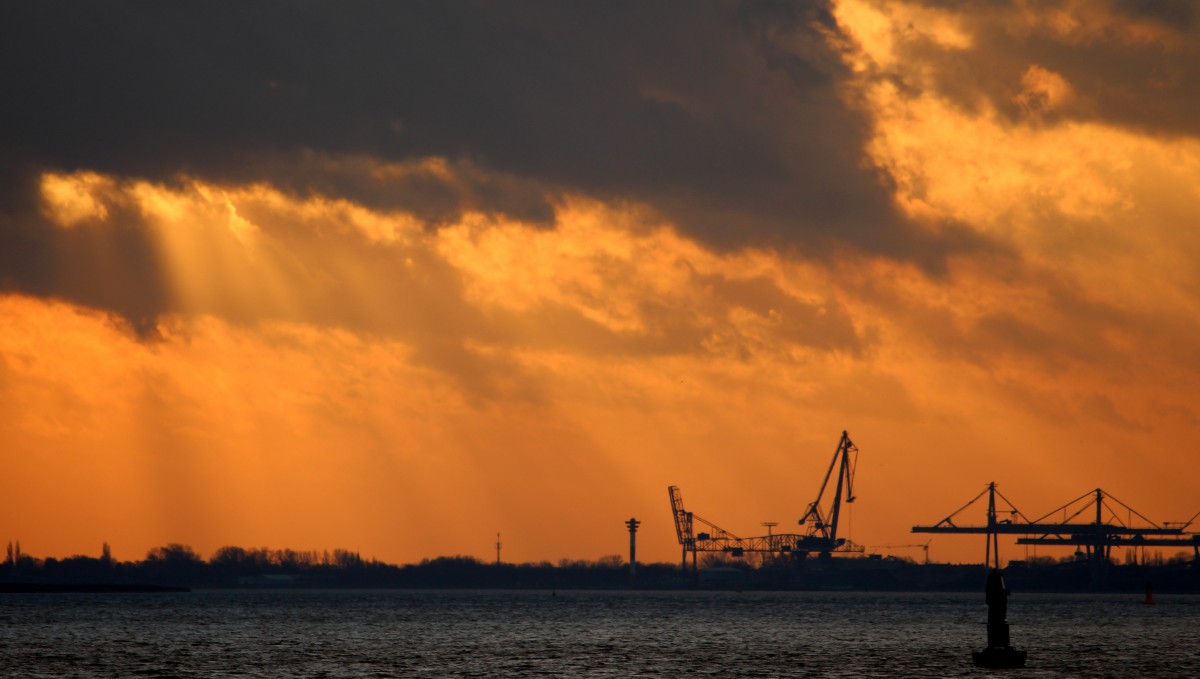 Sonnenuntergang über Nordenham am 20.12.2013 von der Fähre Bremerhaven.