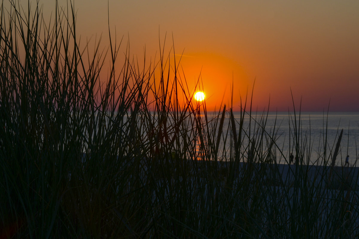 Sonnenuntergang vor Czołpino (Scholpin) am Slowinzischen Nationalpark in Hinterpommern. Aufnahme: 18. August 2020.