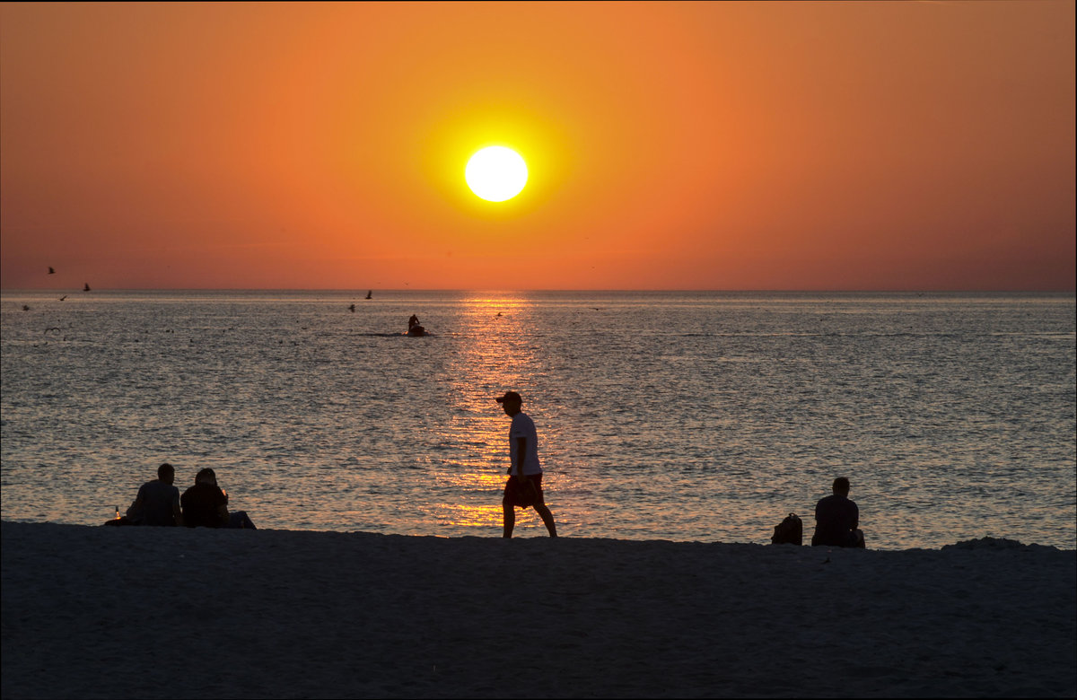 Sonnenuntergang vor Wydma Czołpińska im Slowinzischen Nationalpark in Hinterpommern, Polen. Aufnahme: 18. August 2020.