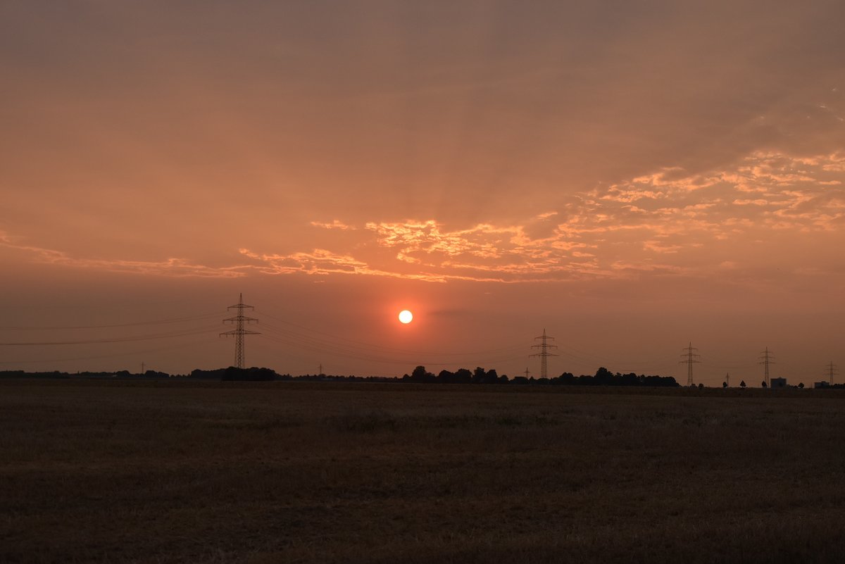 Sonnenuntergang zwischen Kelzenberg und Wey am Abend des 25.7.2018