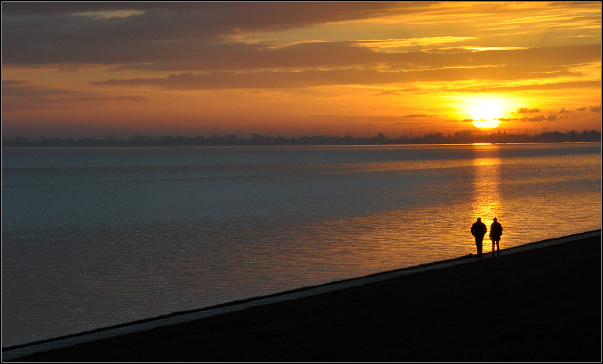 Spaziergang beim Sonnenuntergang -

Am Jadebusen in Wilhelmshaven.

18.11.2012 (J)