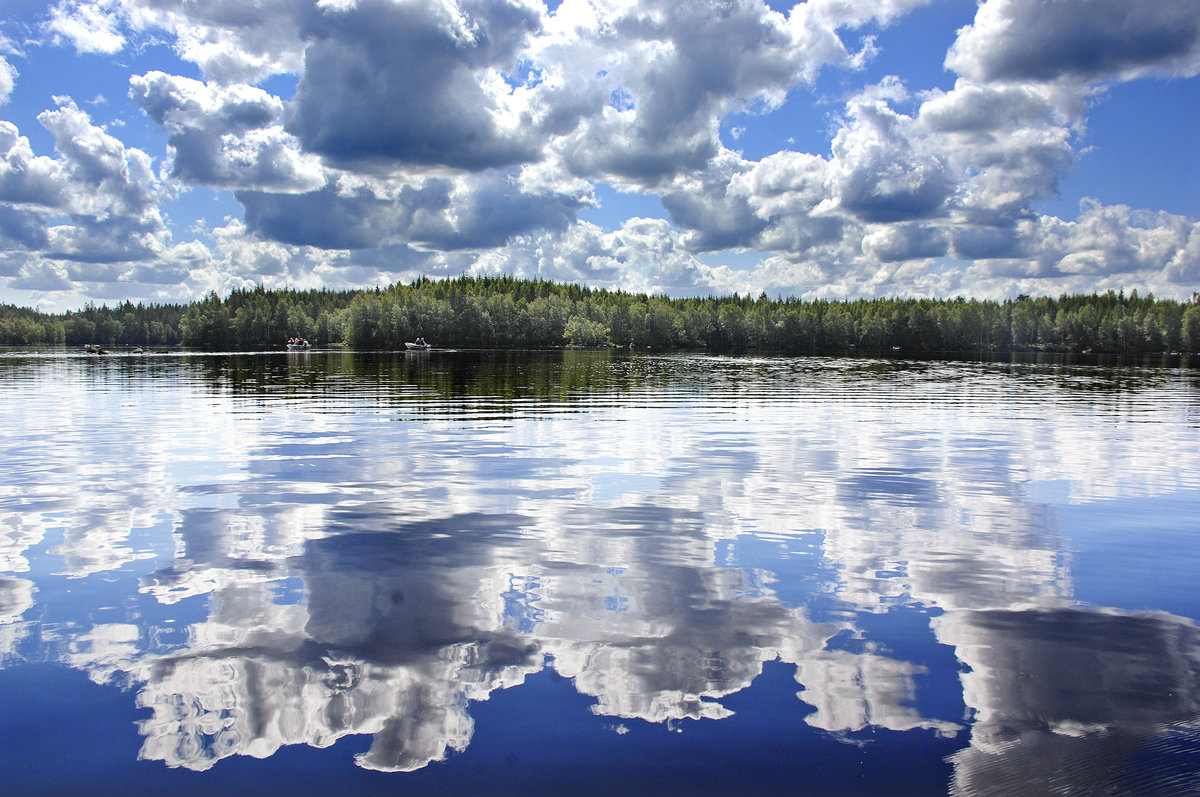 Spiegelung auf dem See Ödevatten während einer Kayakfahrt aufgenommen. Ödevatten liegt 15 Kilometer östlich von der Kleinstadt Emmaboda in Småland.
Aufnahme: 18. Juli 2017.