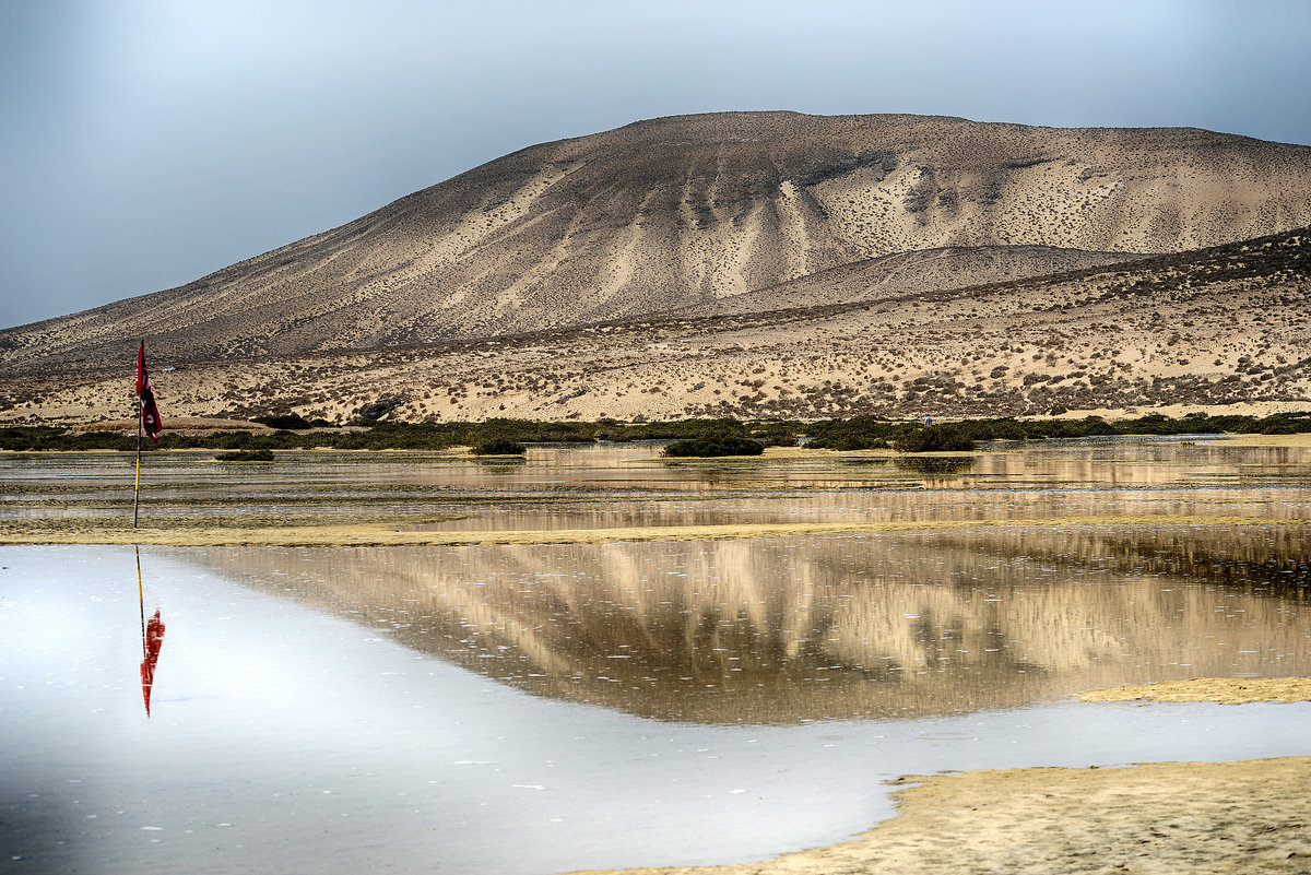 Spiegelung in der Lagune südlich von Costa Calma auf der Insel Fuerteventura in Spanien.
Aufnahme: 16. Oktober 2017.