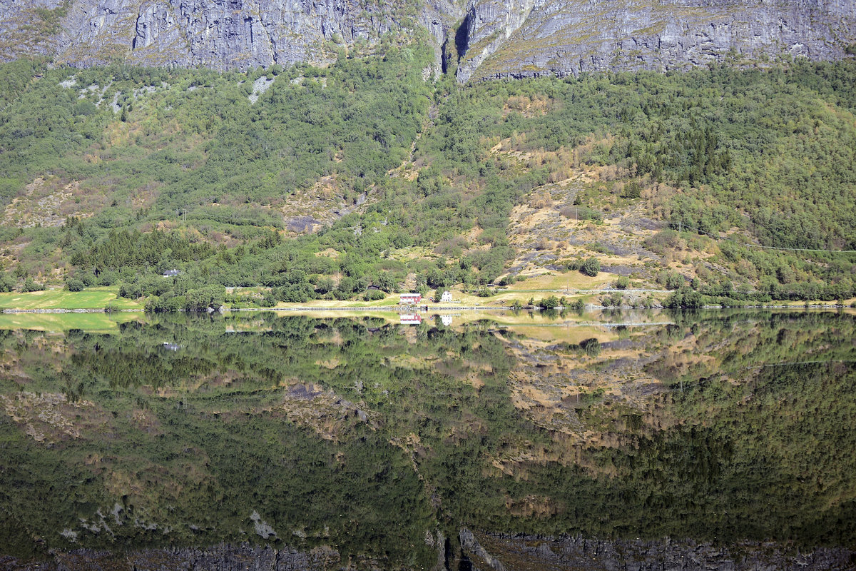 Spiegelung im See Lønavatnet in Norwegen. Aufnhame: 12. Juli 2018.