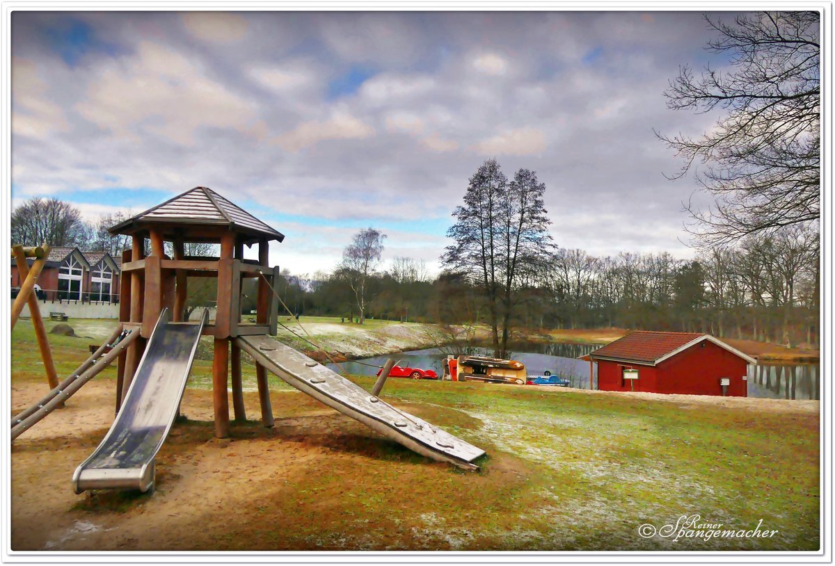 Spielplatz am Brunausee im Winter. Bispingen/Behringen Lüneburger Heide. Mitte Januar 2021.
Stausee der Brunau, sie entspringt zwischen Wulfsberg & Tütsberg südlich von Niederhaverbeck.